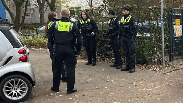 Niemcy: Awantura małżeńska w Hamburgu przerodziła się w atak na policję. Około 40 osób ruszyło na funkcjonariuszy