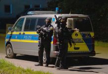 Bawaria: Trzech młodych mężczyzn ugodzonych nożem podczas napadu — policja oferuje 5 000 euro nagrody za wskazówki