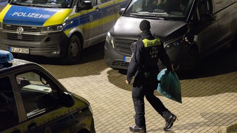 Dramatyczne odkrycie w Turyngii: Pępowina porzucona na parkingu przed kliniką matki i dziecka