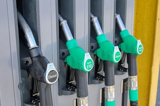 Ceny ropy spadają, a benzyna i olej napędowy nadal są drogie – czy kierowcy w Niemczech są oszukiwani?