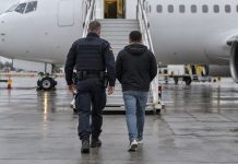 Urząd w NRW zaoferował pomoc przy deportacjach. Z 73 samorządów skorzystały tylko cztery! Ilustracja AI: funkcjonariusz i mężczyzna przy samolocie na niemieckim lotnisku