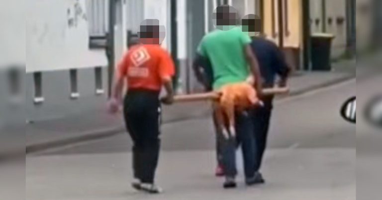 Poruszenie w niemieckim internecie: Mężczyźni nieśli przez centrum miasta przebite zwierzę