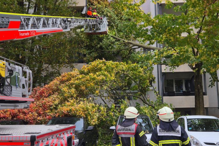 Niemcy zmagają się z potężnym orkanem „Joshua”. Powalone drzewa, zalane promenady i zakłócenia w ruchu kolejowym