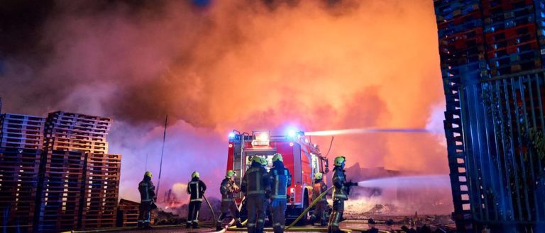Niemcy: Eksplozje i potężny pożar na terenie firmy w Berlinie. 150 strażaków w akcji