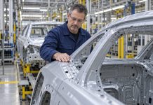 Zamiast aut sprzęt dla wojska. Plan dla fabryki VW ma uratować około 1400 miejsc pracy Wygenerowana ilustracja pracownika przy nadwoziu samochodu; nie przedstawia rzeczywistej fabryki VW w Osnabrück.