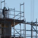 Pracownik na rusztowaniu