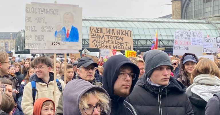 Niemcy: Ogólnokrajowe protesty uczniów przeciwko przywróceniu obowiązkowej służby wojskowej