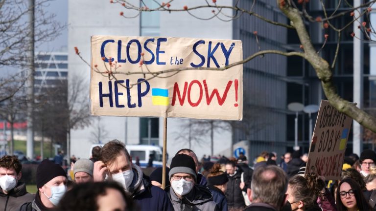 Tysiące ludzi w Niemczech wyszły na ulice, aby zaprotestować przeciwko rosyjskiej napaści na Ukrainę