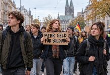 Niemcy przed falą protestów! Policja mobilizuje tysiące funkcjonariuszy Młodzi demonstranci z napisem Mehr Geld für Bildung na niemieckiej ulicy — ilustracja AI