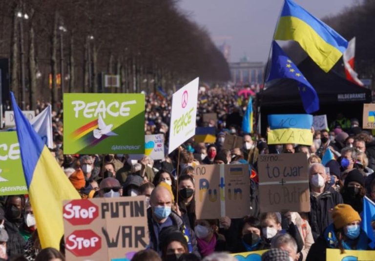 Co najmniej 100.000 osób demonstrowało w Berlinie przeciwko wojnie na Ukrainie