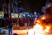 Ranni na demonstracji przeciwko obostrzeniom w Rotterdamie