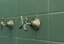 Niemcy: Macocha tygodniami więziła 14-letnią dziewczynkę pod prysznicem!