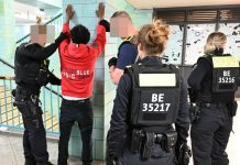 Niemcy: Nowy zakaz noszenia broni w berlińskim transporcie publicznym. Policja przejęła noże, gaz pieprzowy i narkotyki