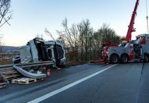 A3 w pobliżu Idstein: W przewróconej ciężarówce znaleziono 51 kilogramów marihuany