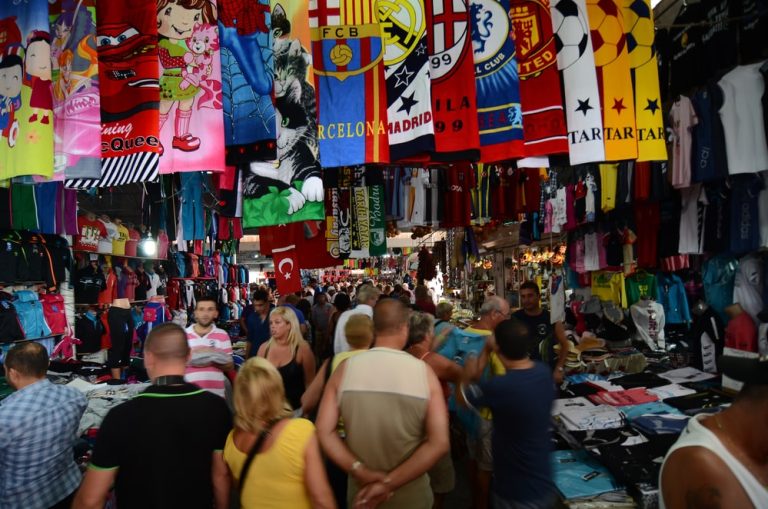 Przywożenie do Niemiec podróbek z wakacji: Niemieckie prawo przewiduje ulgę w wysokości 430 euro