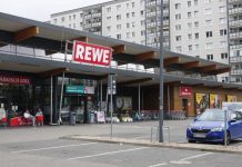 Skandal w supermarkecie Rewe w Berlinie – pracownik uderzył klientkę w obecności jej dzieci