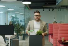 RTL i Sky zlikwidują około 500 etatów! Większość cięć jeszcze w 2026 roku Pracownik opuszczający biuro z kartonem po redukcji etatu