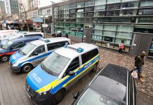 Atak odchodami na radiowóz przy Komisariacie nr 1 we Frankfurcie — trzech młodych mężczyzn zatrzymanych