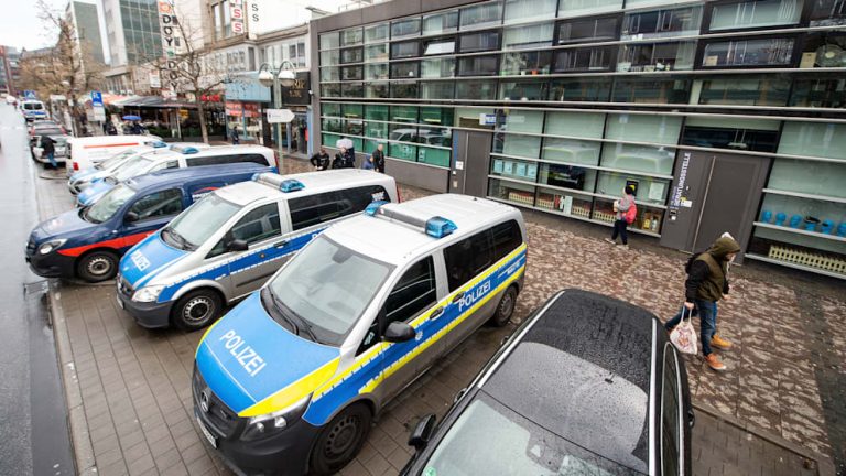 Atak odchodami na radiowóz przy Komisariacie nr 1 we Frankfurcie — trzech młodych mężczyzn zatrzymanych