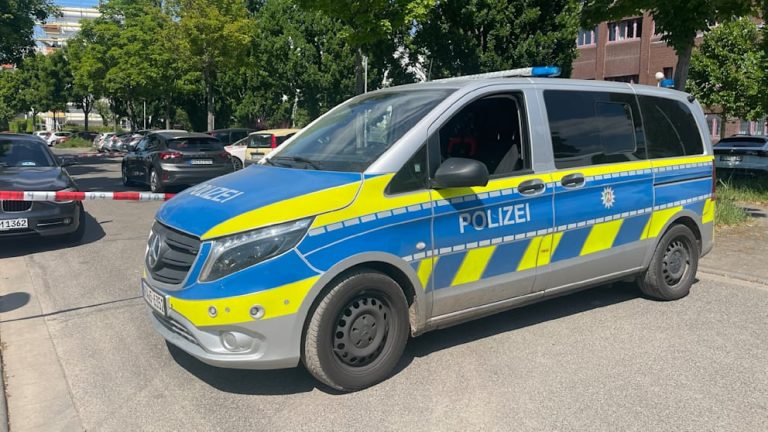 Niemcy: Brutalny atak nożownika przed sądem w Kerpen – sprawca wciąż poszukiwany