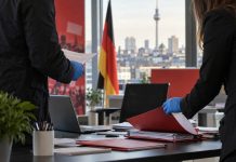 Śledczy przeszukali mieszkanie kandydata SPD na burmistrza Berlina. Media: chodzi o podejrzenie korupcji Śledczy przeglądają dokumenty w biurze w Berlinie – ilustracja AI