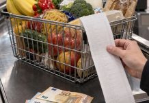 100 euro nie wystarcza już na te same zakupy. Po dekadzie w Niemczech potrzeba 132 euro Koszyk pełen zakupów, paragon i banknoty euro przy kasie w supermarkecie