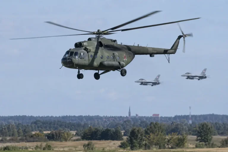 Rosyjski śmigłowiec wojskowy Mi-8 i polskie myśliwce