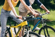 Czy w Niemczech dwóch rowerzystów może jechać obok siebie? Przepisy, wyjątki i kary