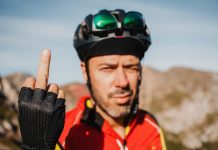 Augsburg: Rowerzysta otrzymał grzywnę 5400 euro za pokazanie środkowego palca!