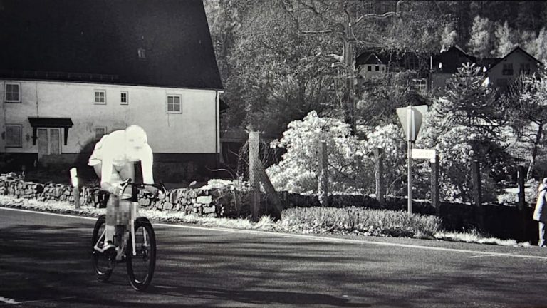 Niemcy: Rowerzysta jechał 59 km/h w strefie 30. Zarejestrował go policyjny radar