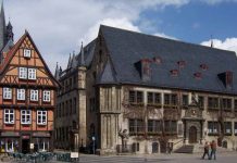 Po zwycięstwie AfD pierwsi turyści odwołują wyjazdy do Saksonii-Anhalt! Branża hotelarska obawia się strat Rynek i ratusz w Quedlinburgu w Saksonii-Anhalt