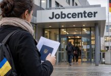 Rząd Niemiec chciał obniżyć świadczenia Ukraińcom. Projekt utknął i może upaść! Kobieta z ukraińskim paszportem przed niemieckim Jobcenter