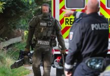 SEK interweniowało piłą łańcuchową: Bandyta zabarykadował się w domu i groził, że zrani się nożem