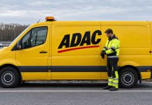 Niemcy: ADAC odkłada największą podwyżkę składek w swojej historii! Nowe ceny nie wejdą od stycznia Żółty samochód pomocy drogowej ADAC z widocznym logo
