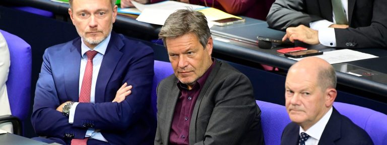 Rozpadła się koalicja sygnalizacji świetlnej: Partie wzywają do natychmiastowych wyborów