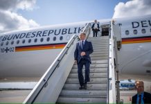 Olaf Scholz przytulony na lotnisku we Frankfurcie: Podejrzany był pod wpływem narkotyków