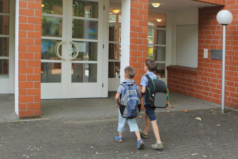 Stowarzyszenia w Niemczech apelują o to, by rodzice zawozili dzieci do szkoły tylko w wyjątkowych sytuacjach