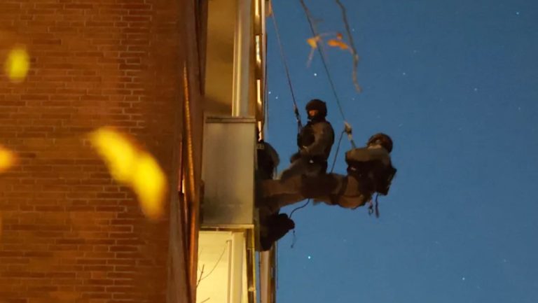 Dramatyczna akcja policji w Hamburgu – mężczyzna zabarykadował się z kobietą w mieszkaniu