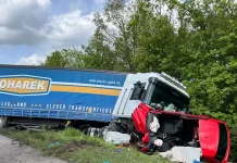 Śmiertelny wypadek na autostradzie A6 w Niemczech: Ciężarówka przebiła środkową barierkę – dwie osoby nie żyją!