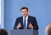 Söder chce odciąć pieniądze landom, w których władzę przejmie AfD lub Lewica! Markus Söder podczas symbolicznego wystąpienia — ilustracja AI