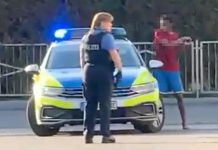 Niemcy: Somalijczyk zaatakował policjantów. Funkcjonariusze byli bezradni wobec jego agresji (WIDEO)