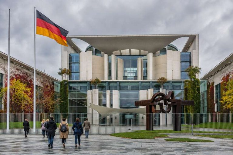 Urząd Kanclerski w Berlinie i niemiecka flaga