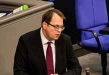Szef frakcji niemieckiej Lewicy wstąpił do organizacji uznawanej przez kontrwywiad za lewicowo-ekstremistyczną! Sören Pellmann przemawia w niemieckim Bundestagu; zdjęcie archiwalne z 2022 roku