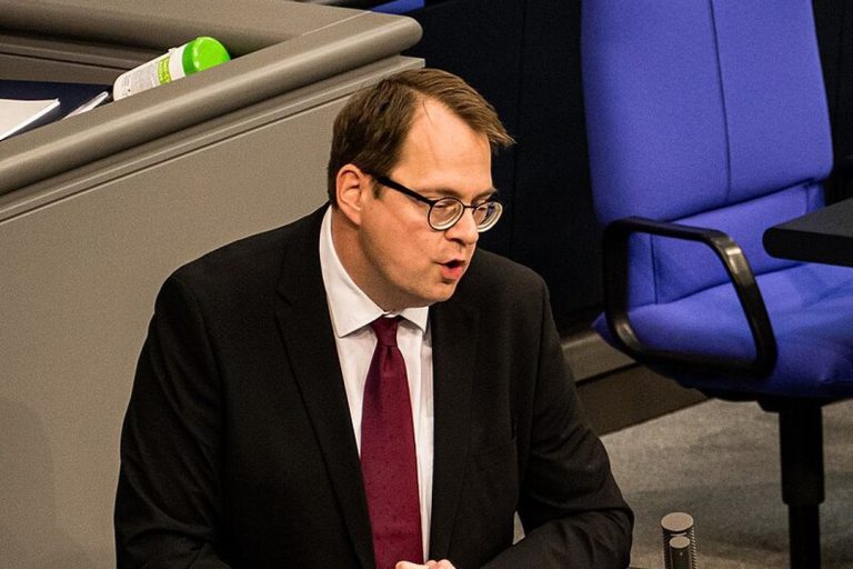 Sören Pellmann przemawia w niemieckim Bundestagu; zdjęcie archiwalne z 2022 roku