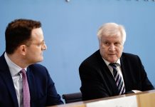 Mimo apelu Spahna, Seehofer nie chce się zaszczepić preparatem AstraZeneca!
