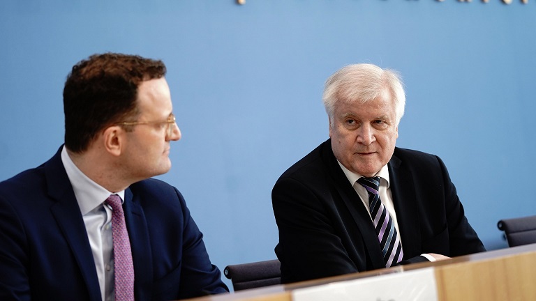 Mimo apelu Spahna, Seehofer nie chce się zaszczepić preparatem AstraZeneca!