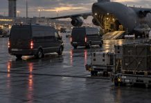 Sprzęt wojskowy do deportacji? Wypowiedź lidera AfD po zwycięstwie w wyborach wywołała oburzenie Samolot transportowy i pojazdy na lotnisku – ilustracja do artykułu o wypowiedzi lidera AfD