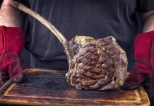 Niemcy: Rekordowa cena za stek na Oktoberfest — tomahawk z Wagyu za 410 euro