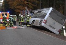 Wypadek szkolnego autobusu w Niemczech: 49 uczniów uratowanych przez straż pożarną