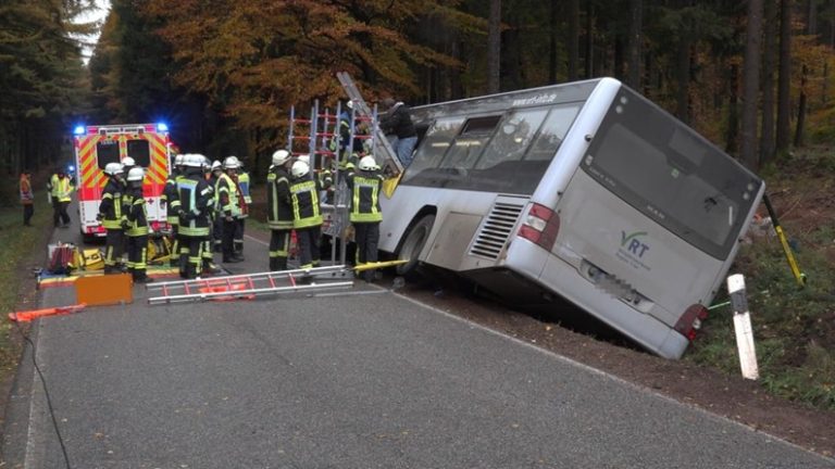 Wypadek szkolnego autobusu w Niemczech: 49 uczniów uratowanych przez straż pożarną